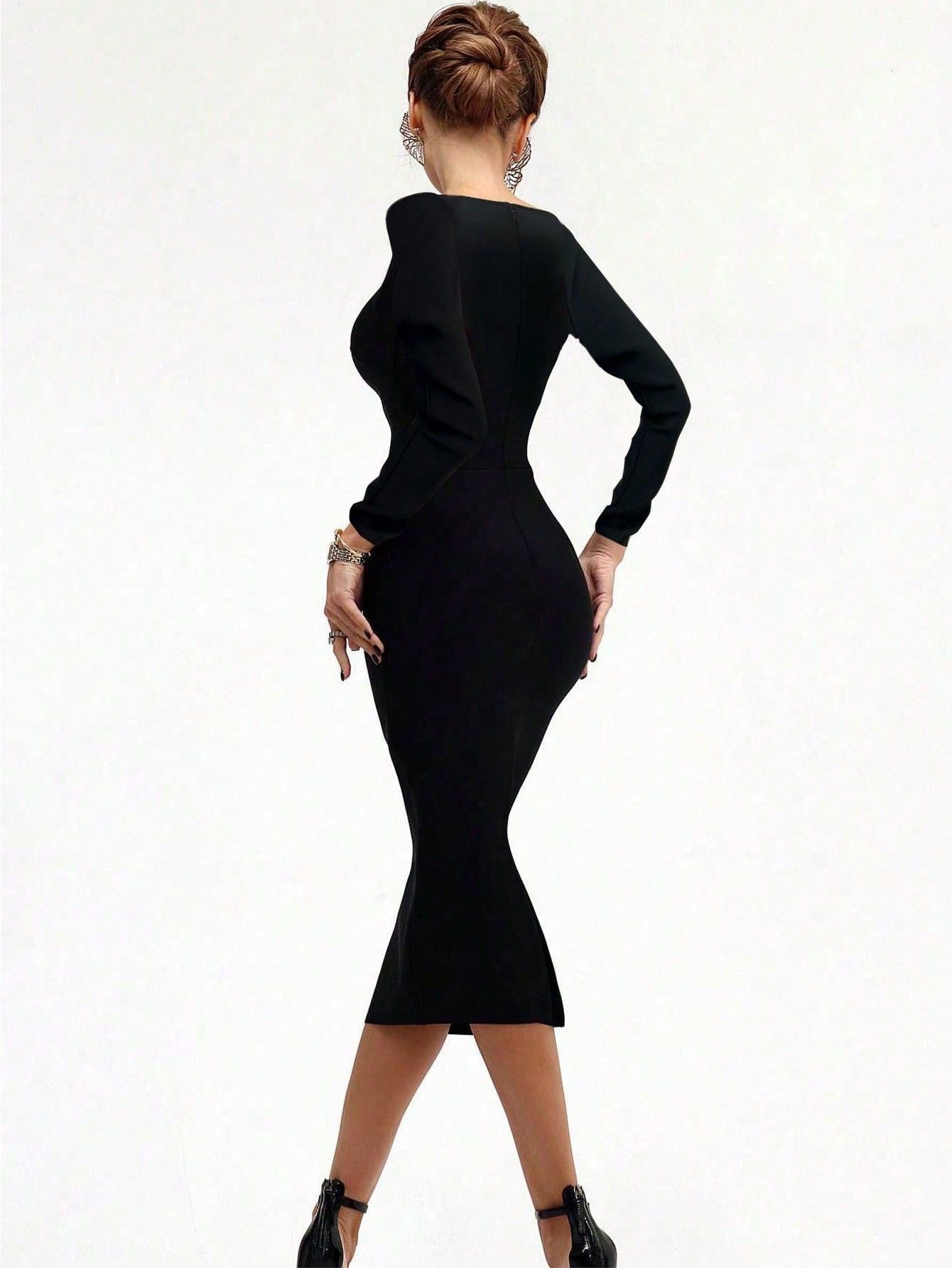 Black Long Sleeve Midi Dress – Elegant Bodycon with Sweetheart Neckline
